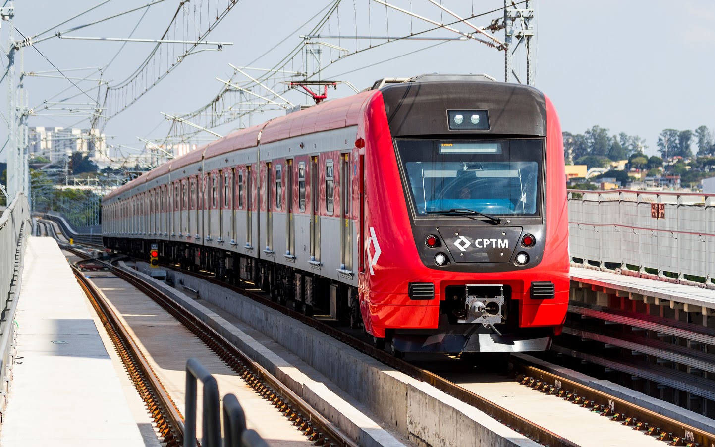 Homem caminhando em plataforma de metrô no Brasil