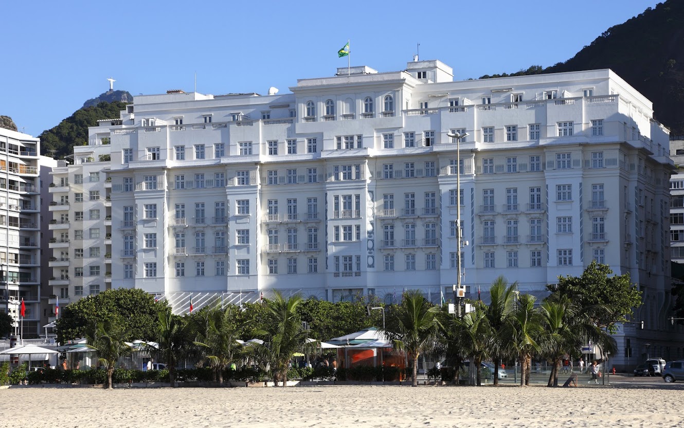 Ilustración de opciones de alojamiento en Brasil, incluyendo un resort y un hotel.