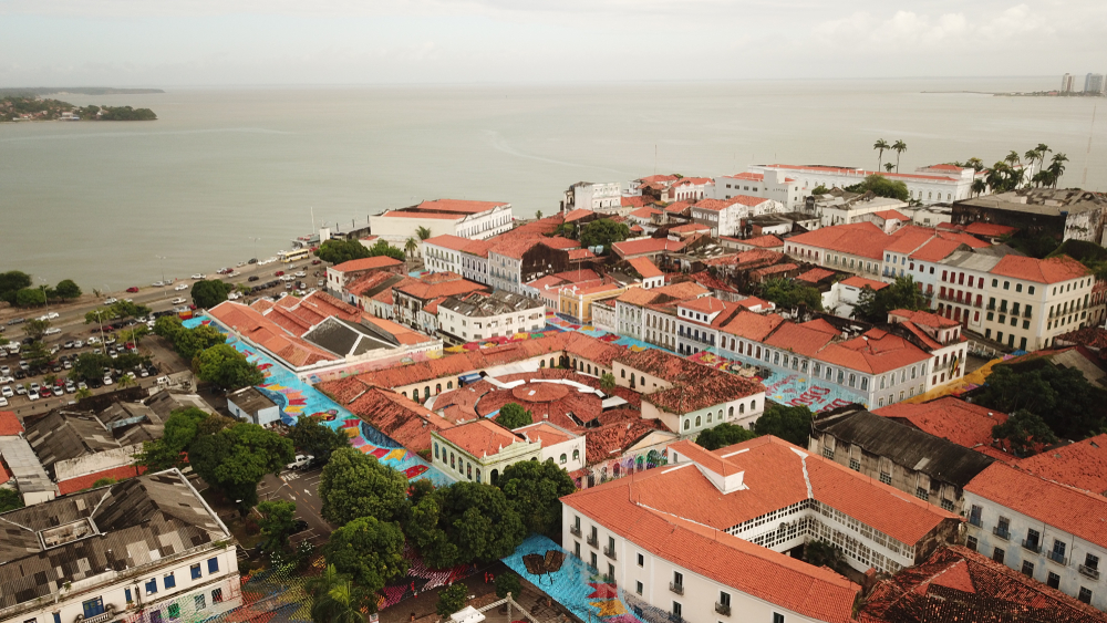 Vista aérea del Mercado de Tulhas y edificios históricos decorados por el gobierno con banderas de São João, en el centro de la ciudad de São Luis do Maranhão, Brasil