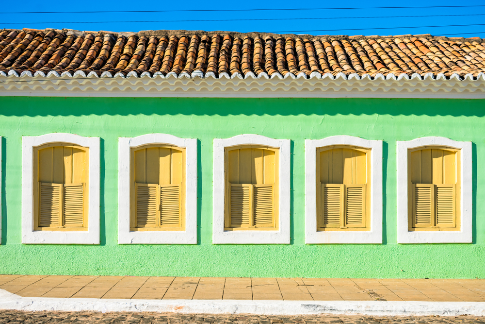 Detalle del edificio conservado del siglo XIX conocido como la 'Casa de las 12 Ventanas' en el centro histórico de Oeiras - Estado de Piauí, Brasil