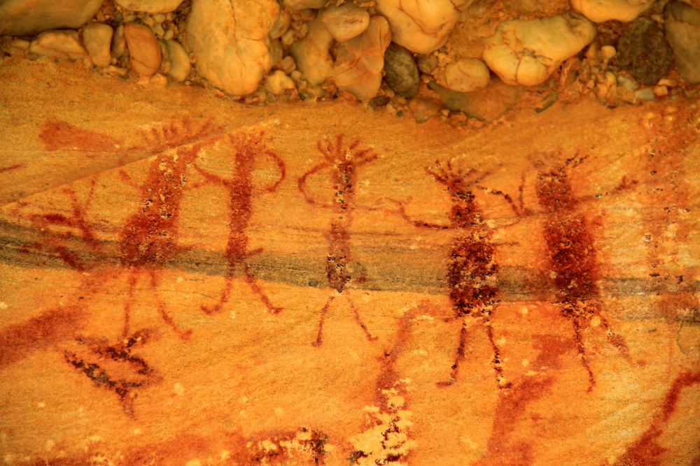 Pintura rupestre en la región de la Serra da Capivara, estado de Piauí, noreste de Brasil. La imagen parece representar una reunión de brujos.