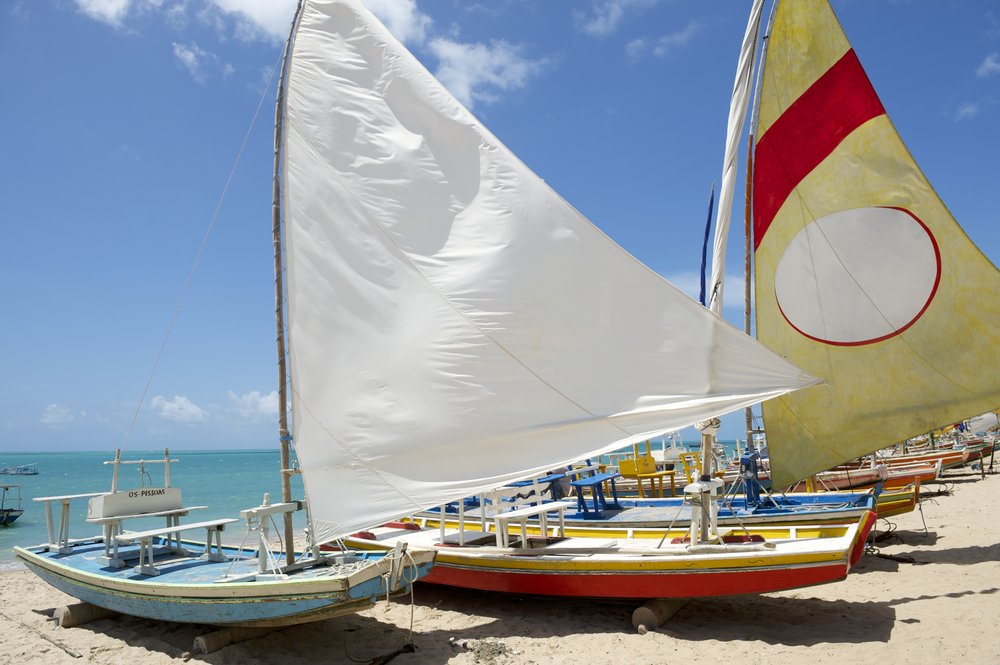 Veleros tradicionales jangada alineados en una playa brasileña en Maceió, noreste de Brasil.