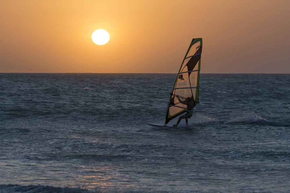 Kitesurfers practicando en una playa de Jericoacoara, Brasil