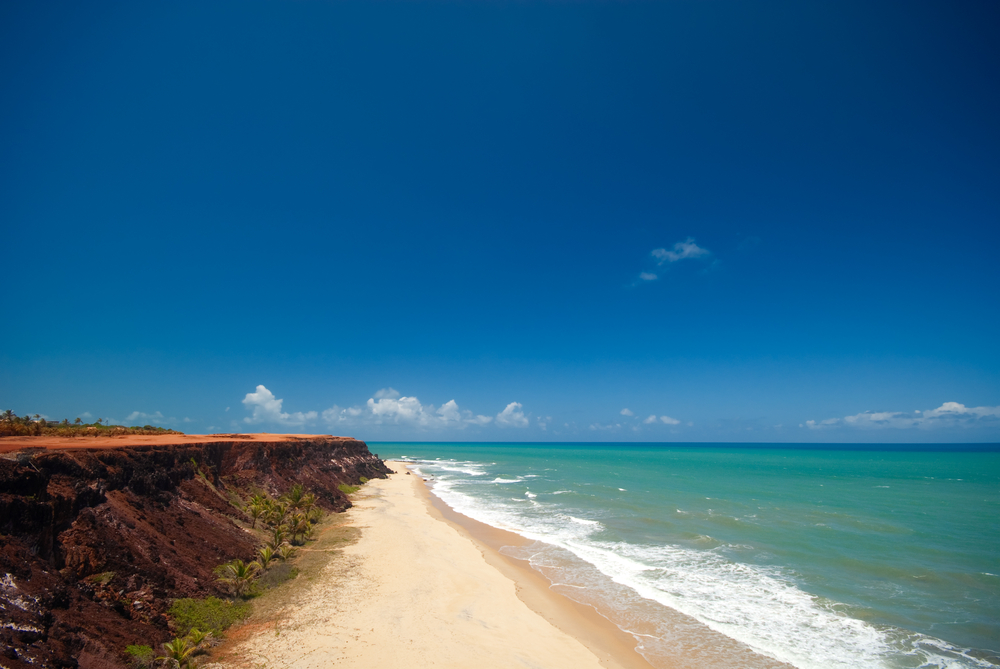 Acantilados y playa en Praia das Minas cerca de Pipa, Brasil