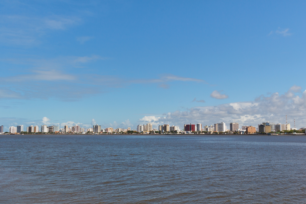 Vista panorámica del centro de la ciudad, edificios, hoteles y río, Aracaju, Sergipe, Brasil