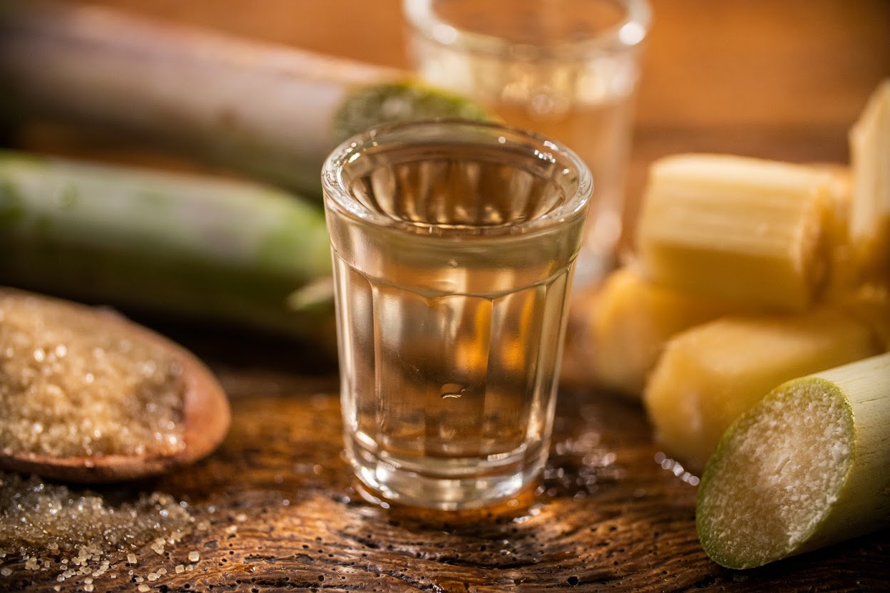 Botellas de cachaça con copas
