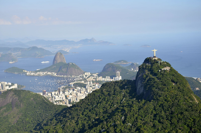 rio-mata Morro do Corcovado ao fundo Baia de Guanabara