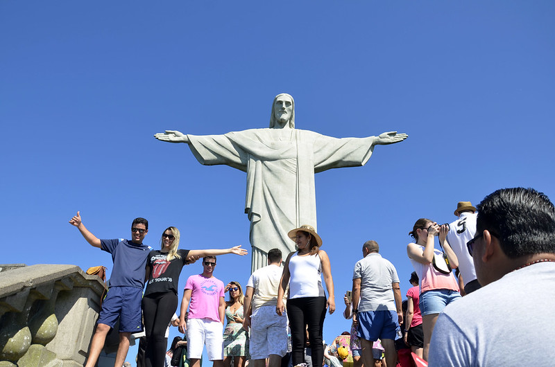 Turistas visitando o Cristo Redentor