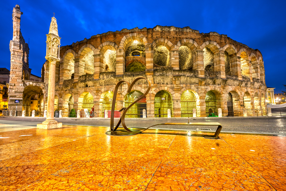 Verona, Itália. Foto noturna da famosa Arena