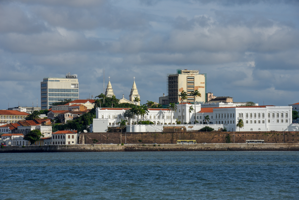 Vista del centro de la ciudad desde el mar en São Luís, Brasil