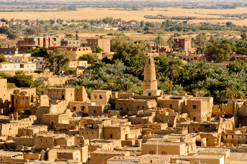 Panorama aéreo de Al Qasr, antiga vila no deserto de Dakhla, Egito