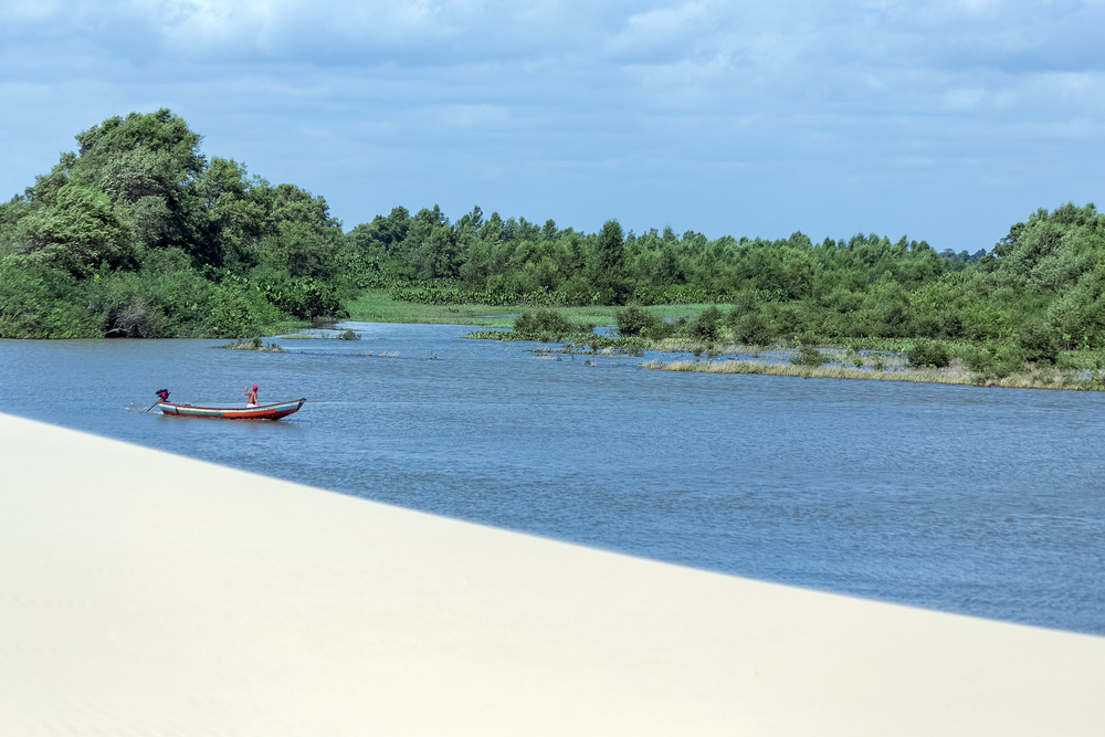 Un pescador cerca del delta del río Parnaíba. La desembocadura del río Parnaíba se encuentra entre los estados brasileños de Maranhão y Piauí