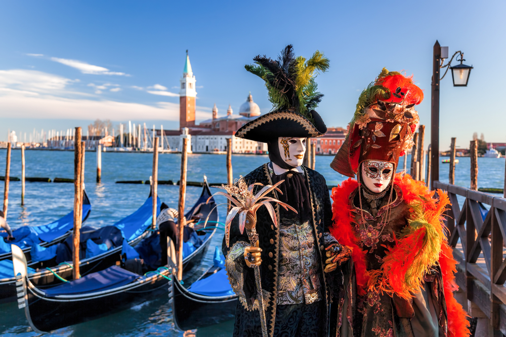 Máscaras coloridas de carnaval em um festival tradicional em Veneza, Itália
