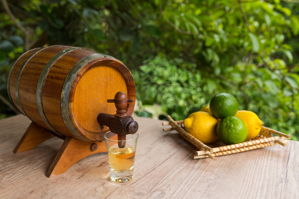 Botellas de cachaça en una destilería