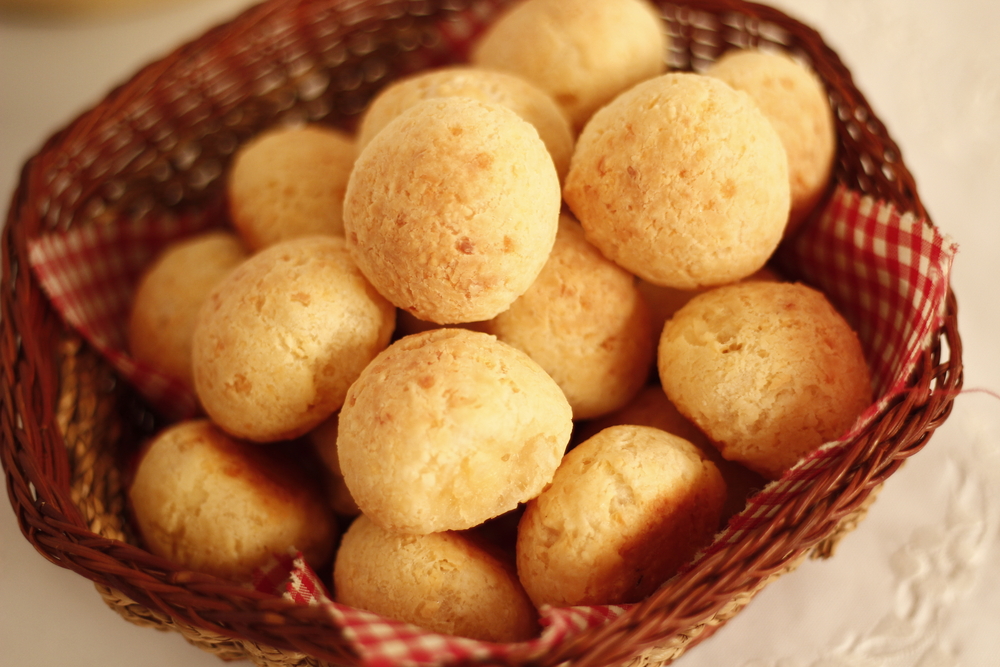 Pães de queijo em uma cesta