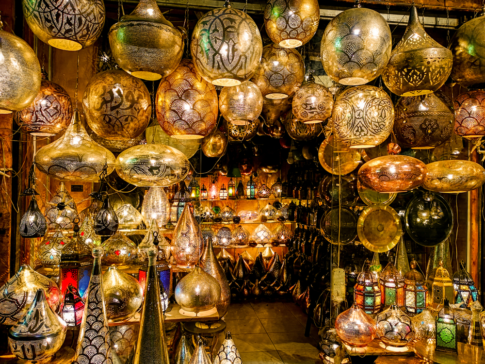 Lâmpadas egípcias tradicionais feitas à mão no mercado Khan El Khalili no Cairo, Egito