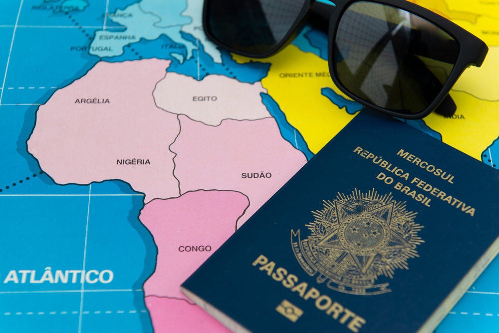 Amigos conversando em um bar