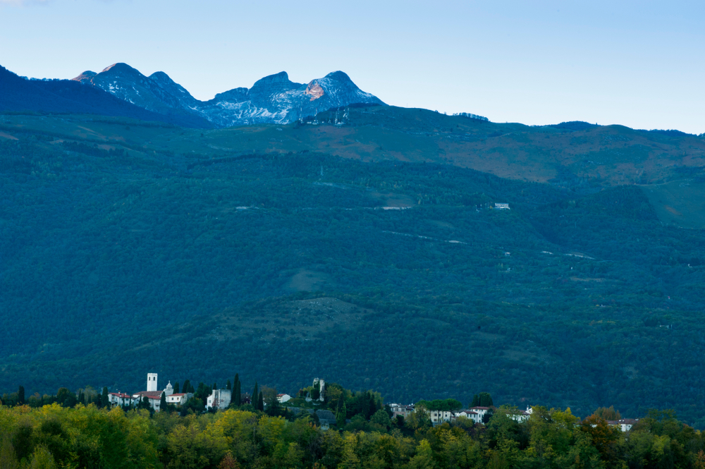A aldeia de Castello d'Aviano, no sopé de Pordenone, nas encostas da montanha Cavallo. Distrito de Pordenone