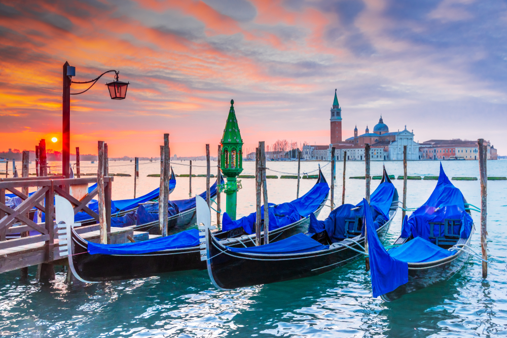 Veneza, Itália. Nascer do sol com gôndolas no Grande Canal, Piazza San Marco, Mar Adriático
