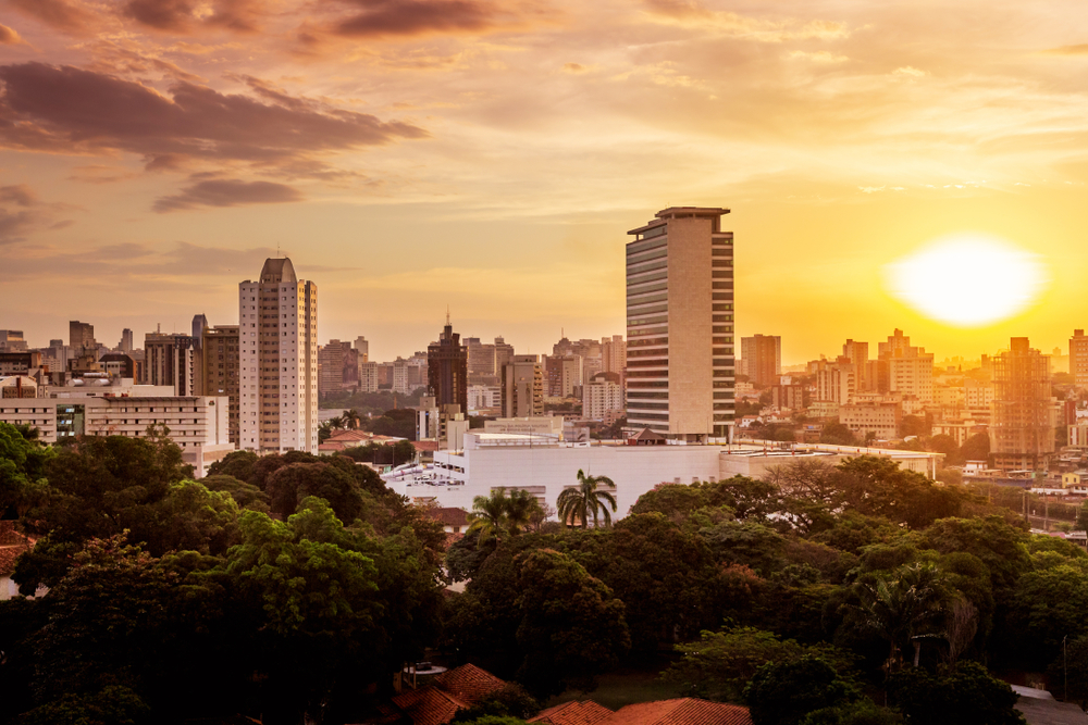Vista panorámica de Belo Horizonte al atardecer, mostrando la ciudad iluminada.