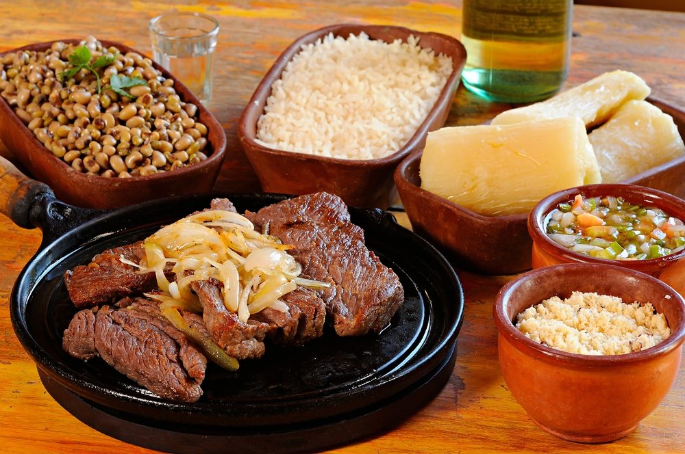 Carne seca al sol con frijoles, arroz, farofa, yuca y vinagreta.