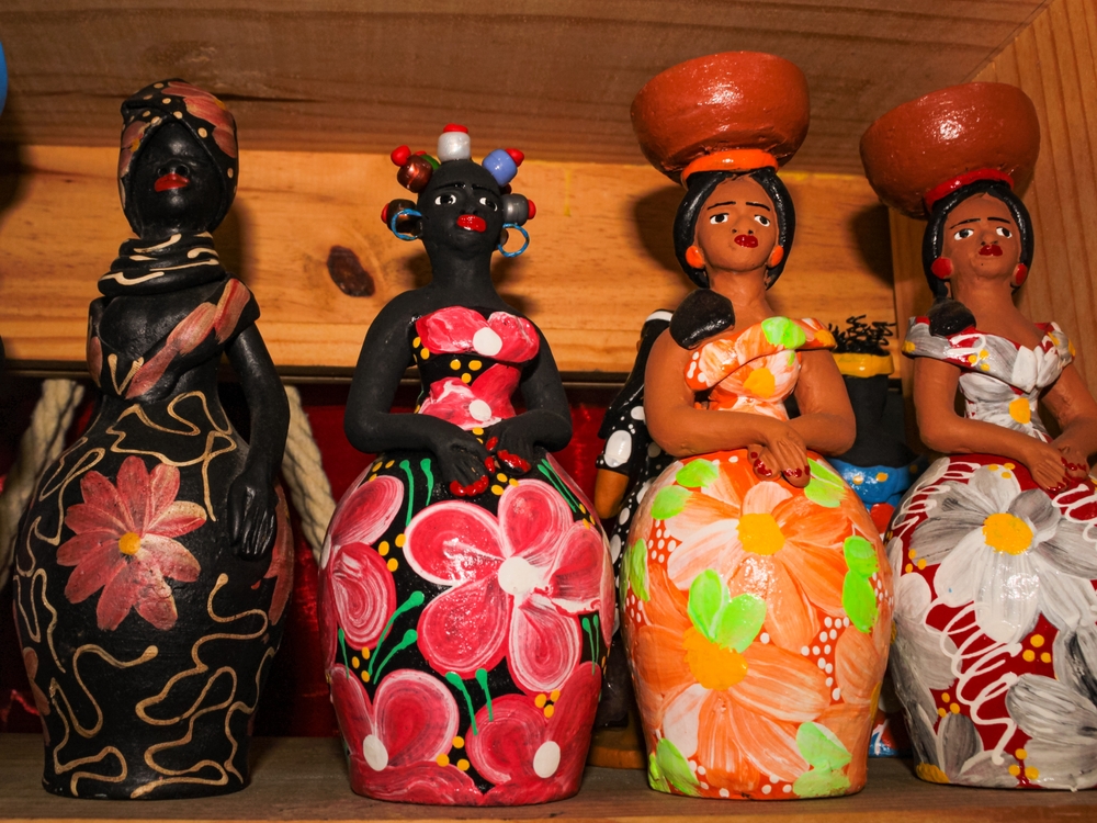 Muñecas de terracota coloridas, típicas del Nordeste de Brasil, son souvenirs que se venden a los turistas en el Mercado Central de la ciudad de Fortaleza, capital del estado de Ceará.